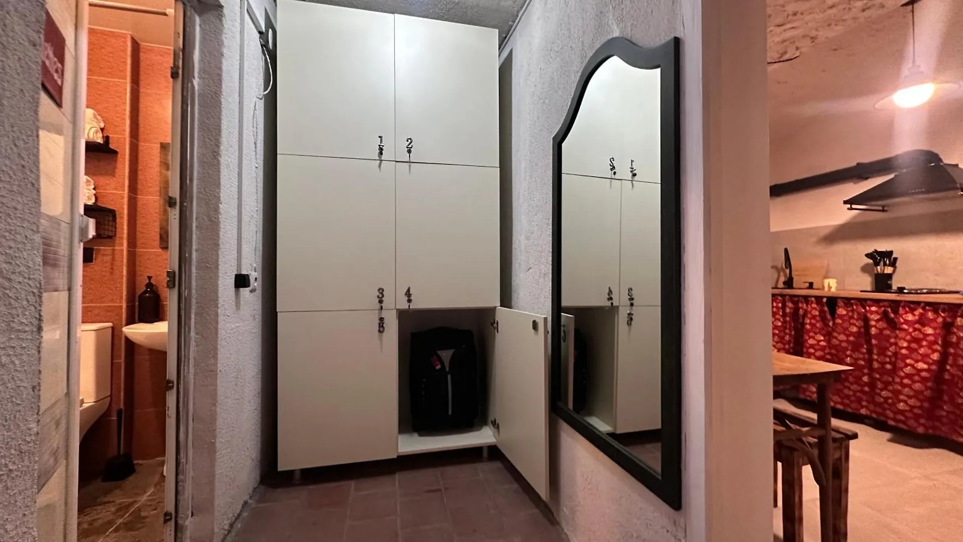 Wine Cellar Hostel 第比利斯