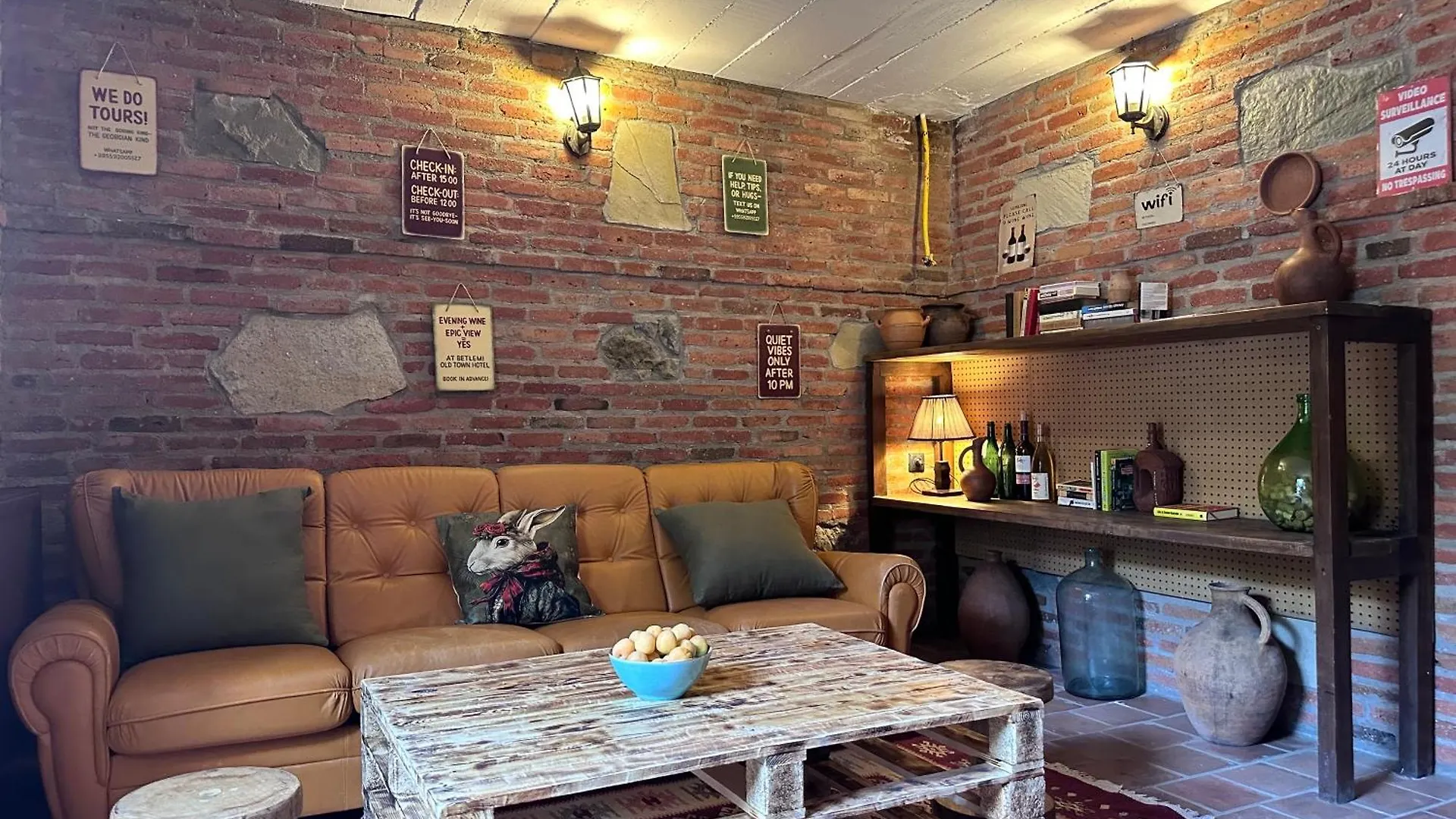 Wine Cellar Hostel 第比利斯