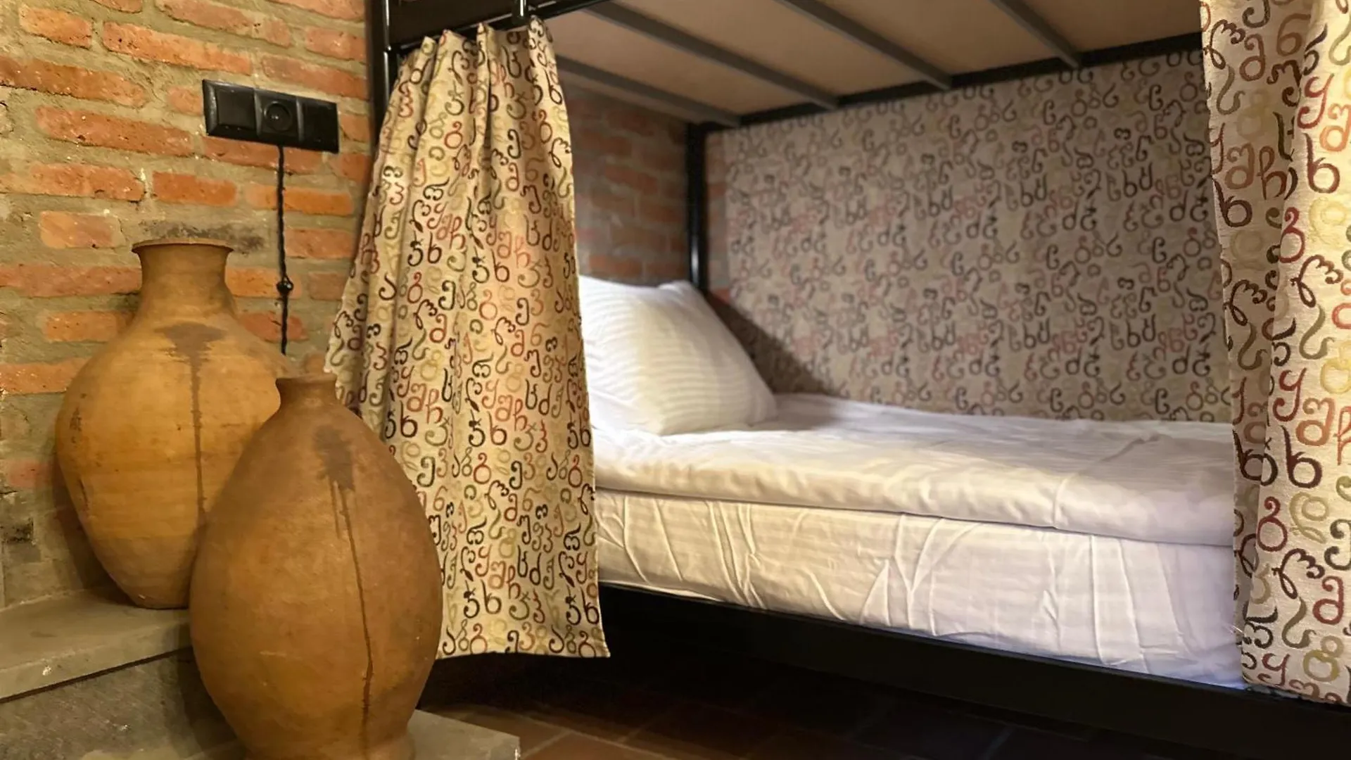 Wine Cellar Hostel 第比利斯