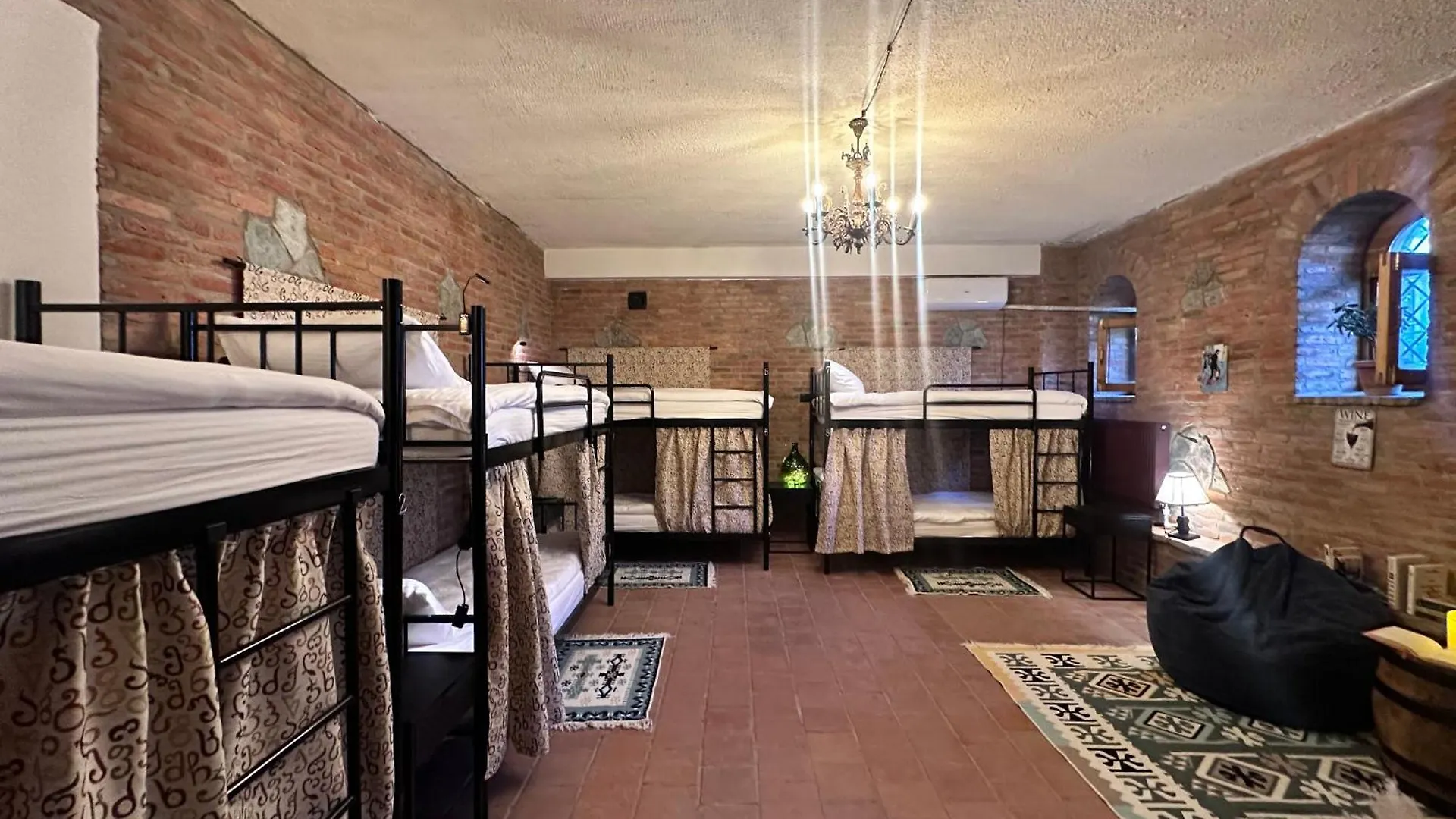 Wine Cellar Hostel 第比利斯