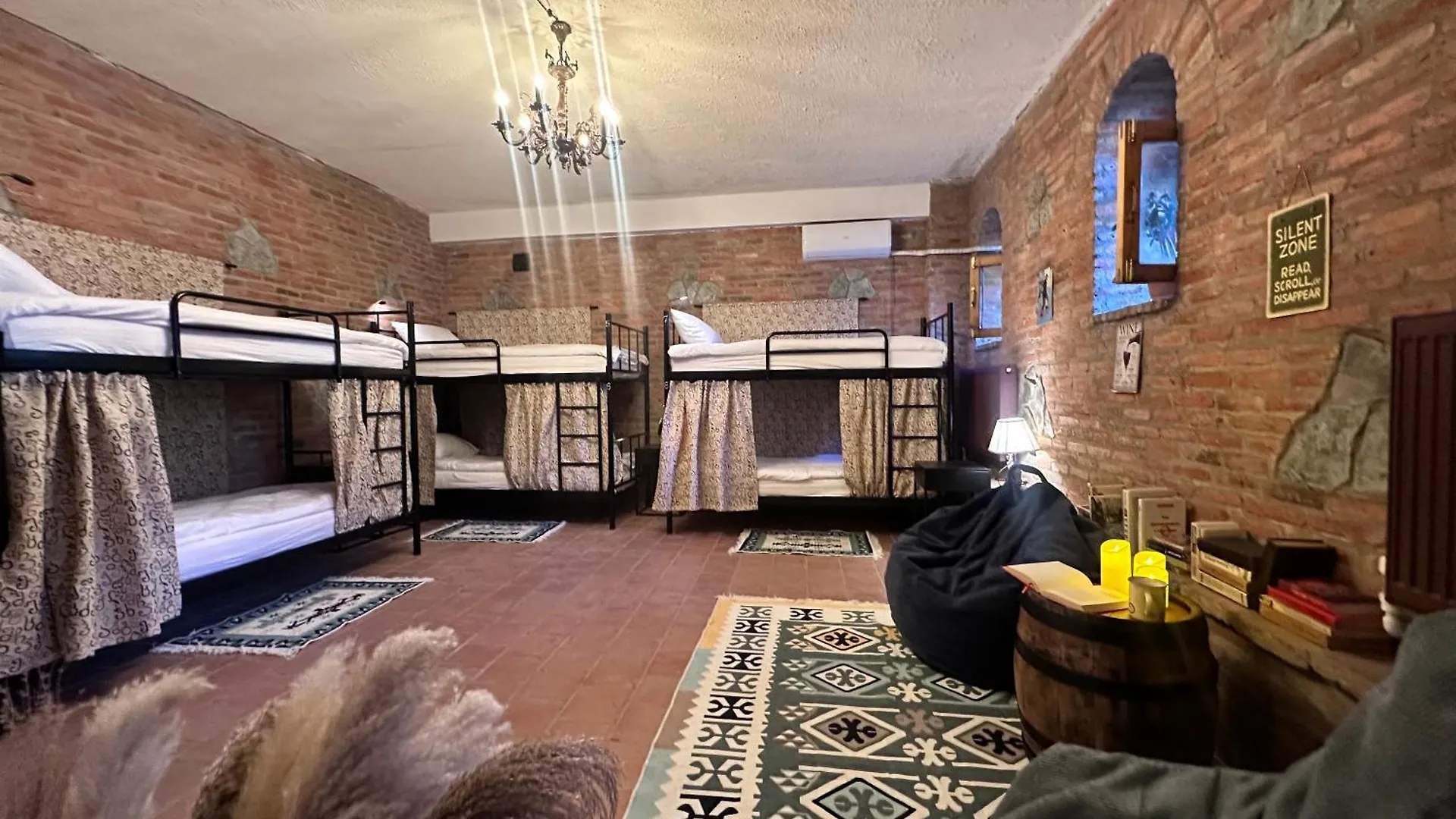 Wine Cellar Hostel 第比利斯