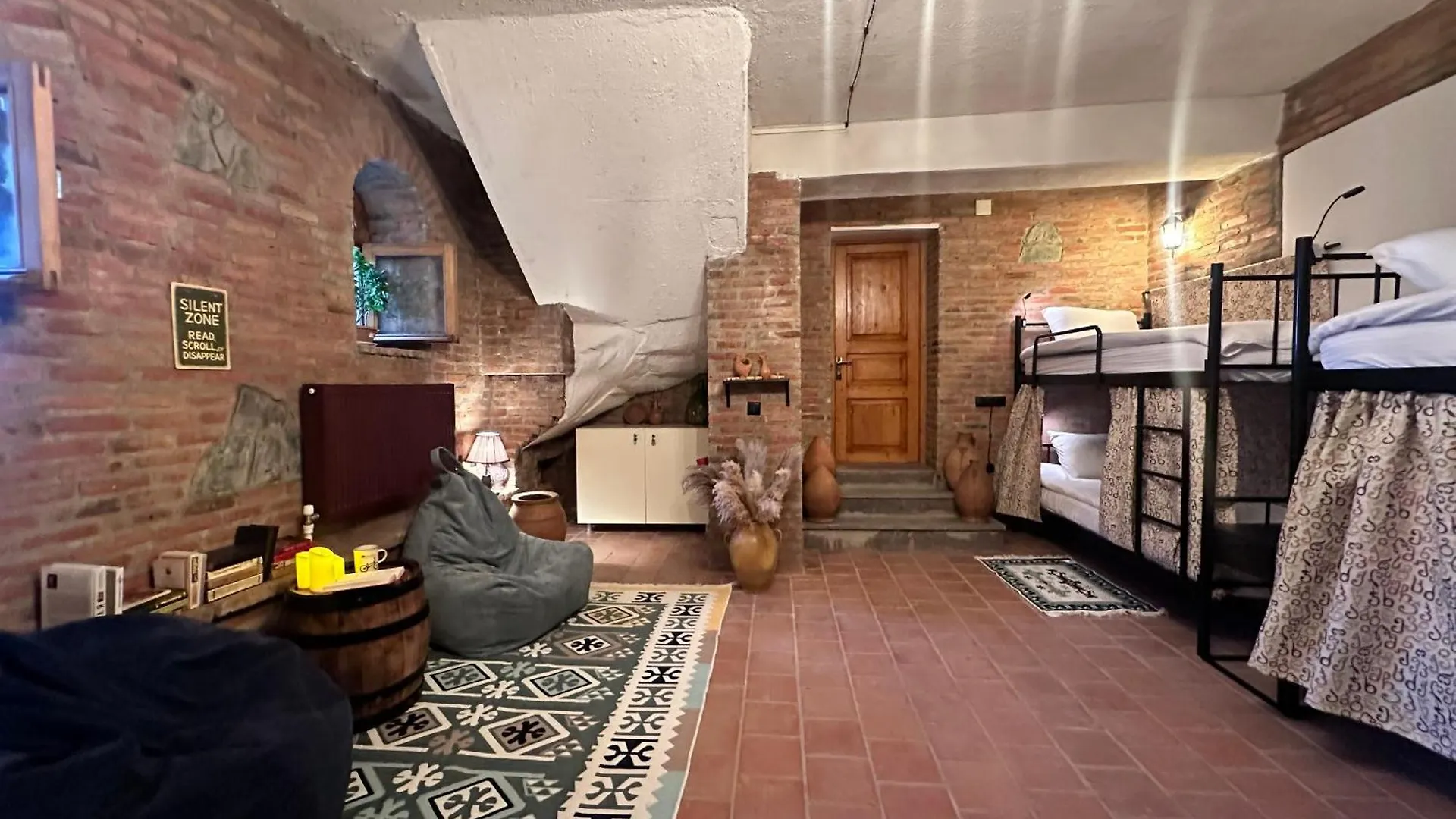 Wine Cellar Hostel 第比利斯