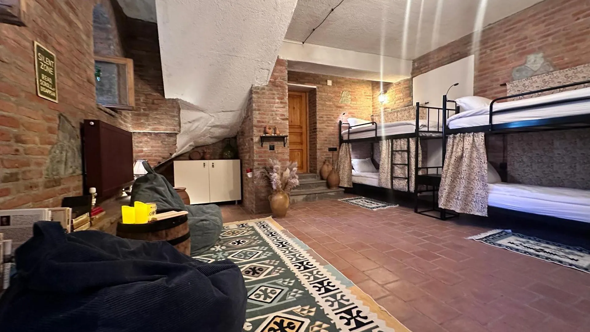 Wine Cellar Hostel 第比利斯