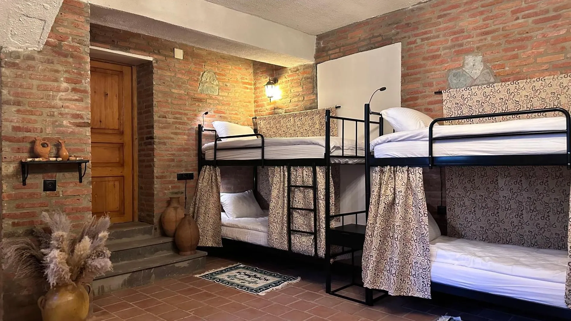 Wine Cellar Hostel 第比利斯