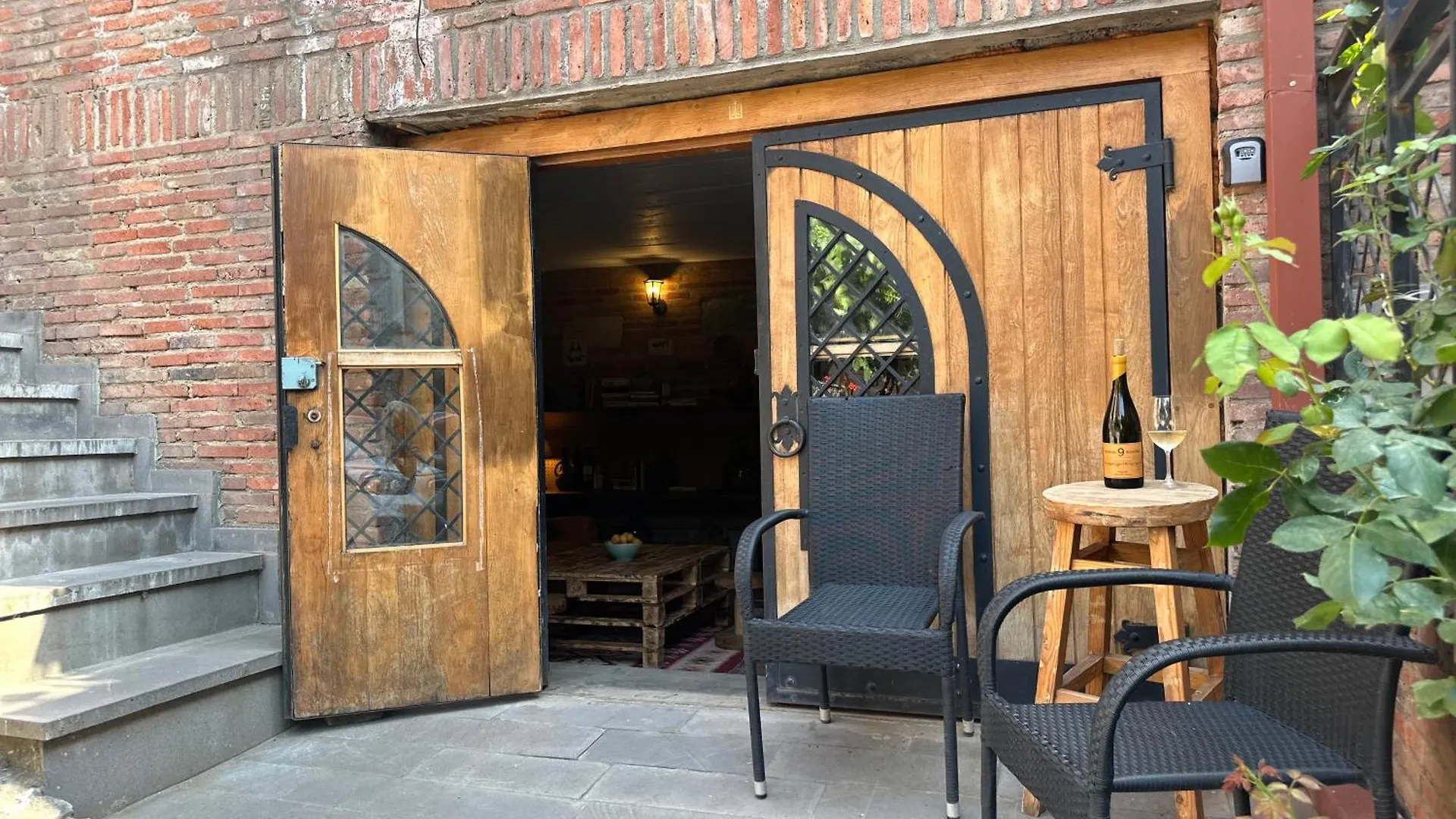 Wine Cellar Hostel 第比利斯